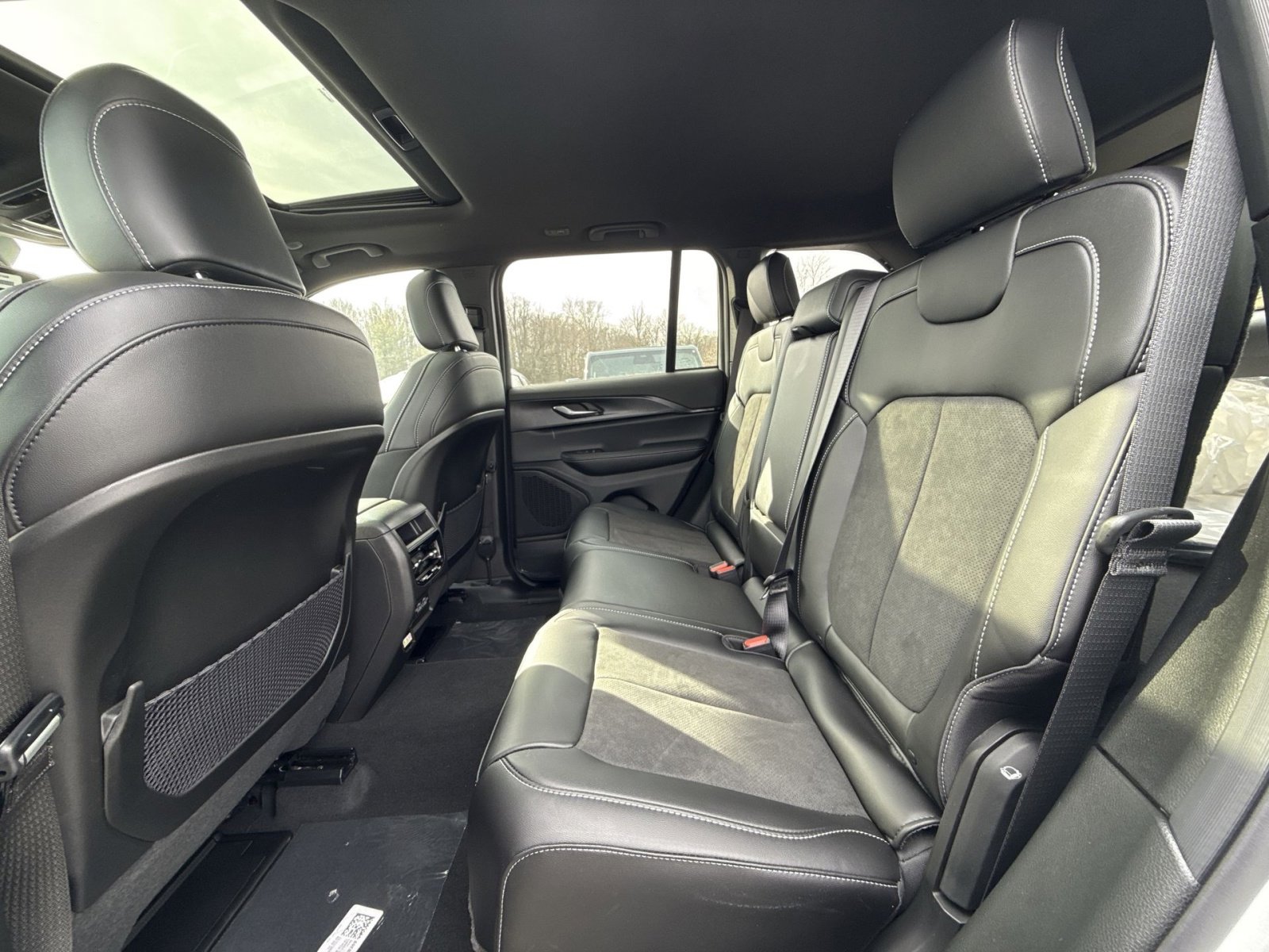 New 2025 Jeep Grand Cherokee Altitude image 21