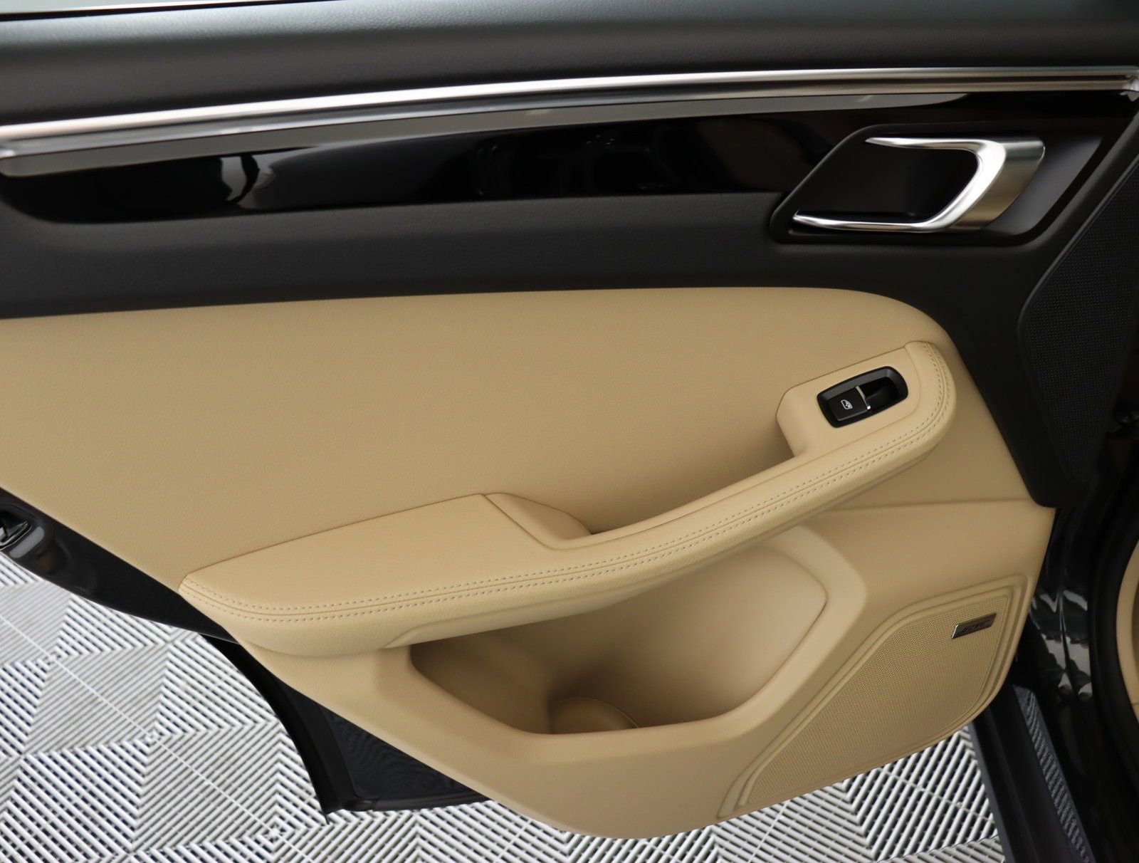 Used 2025 Porsche Macan image 14