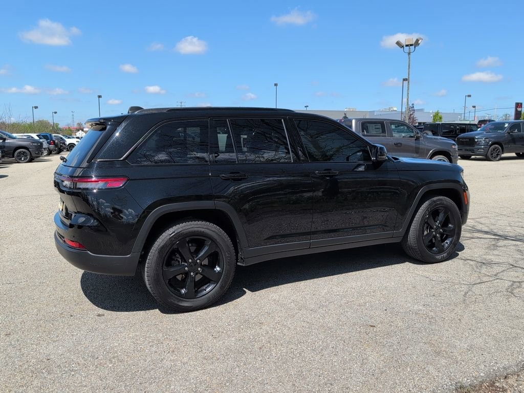 Used 2023 Jeep Grand Cherokee Altitude image 5