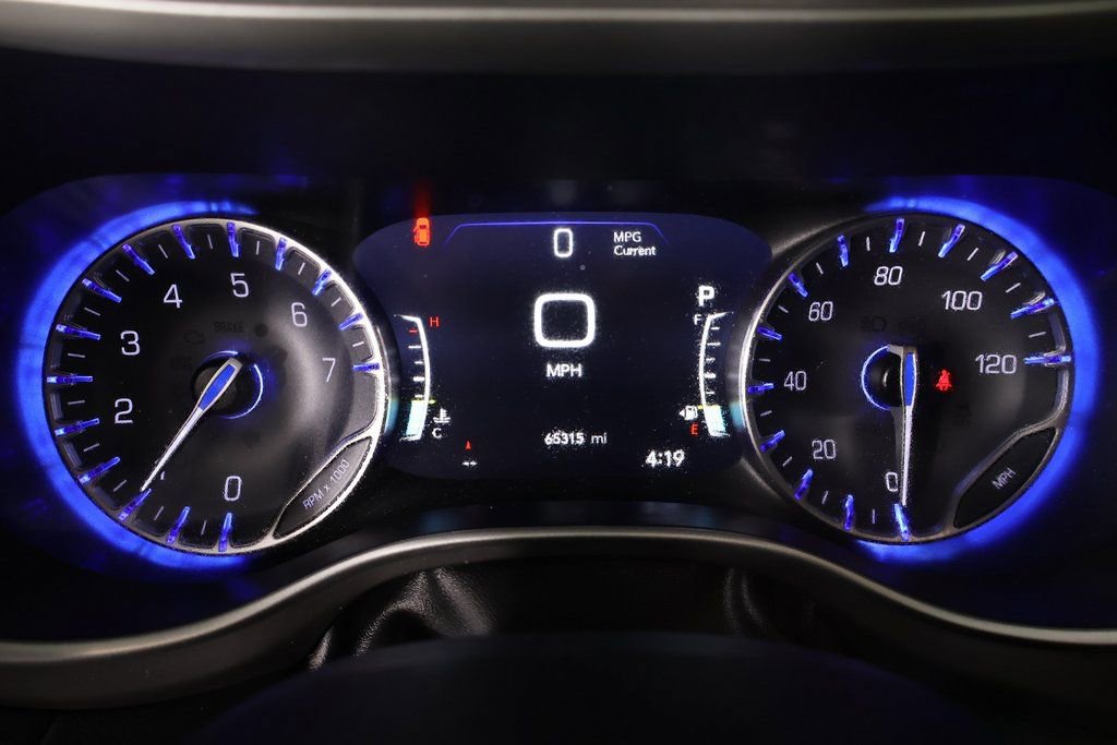 Used 2022 Chrysler Pacifica Touring-L image 4