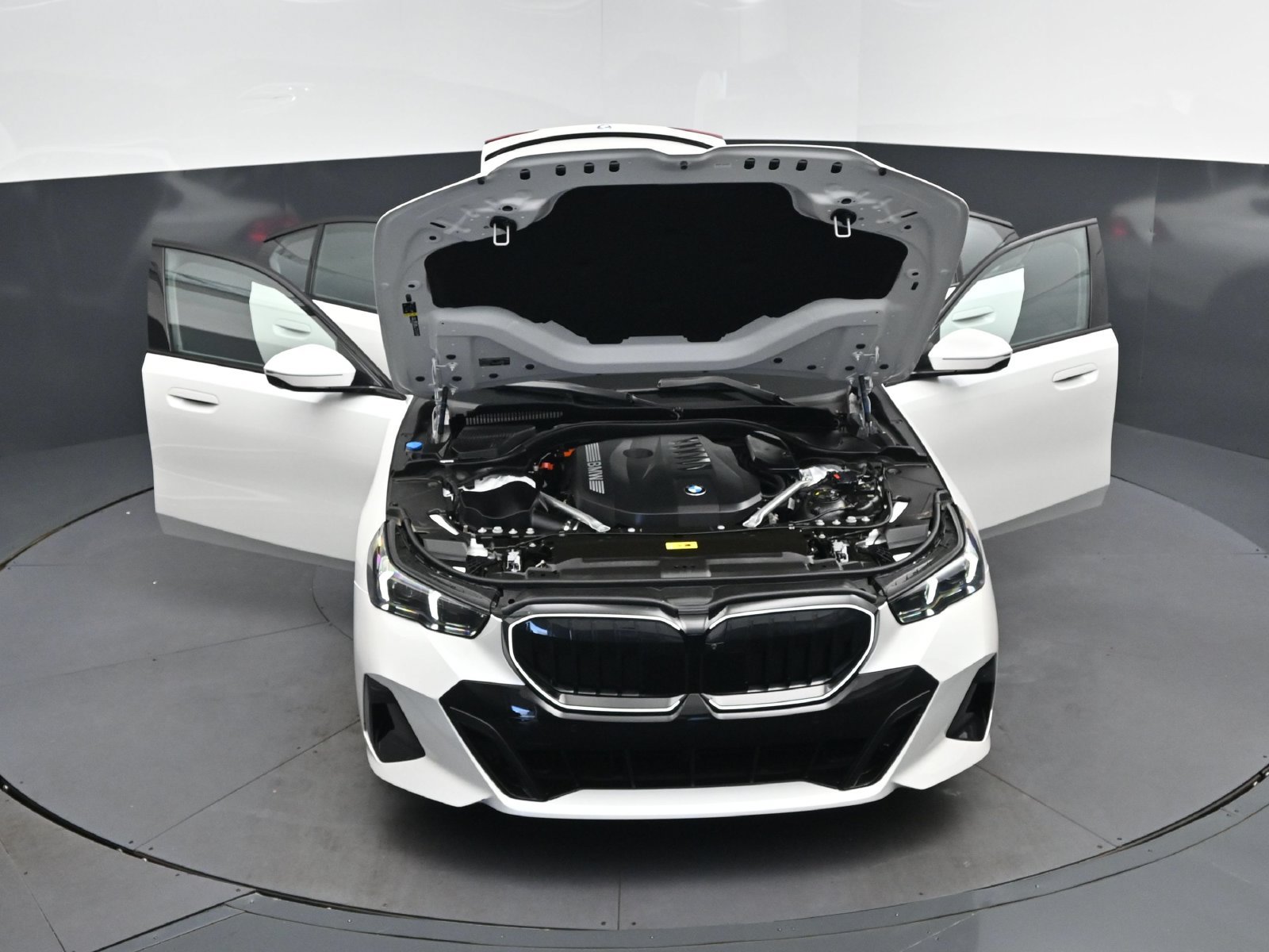 Used 2026 BMW 550e xDrive w/ Premium Package AWD/4WD image 54
