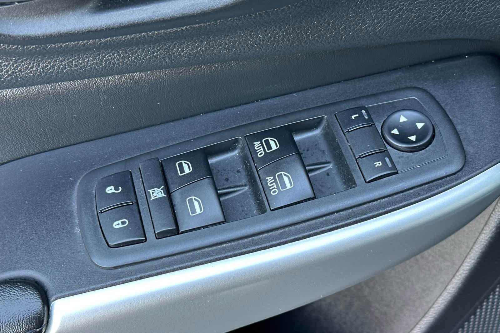 Used 2018 Jeep Cherokee Overland image 13