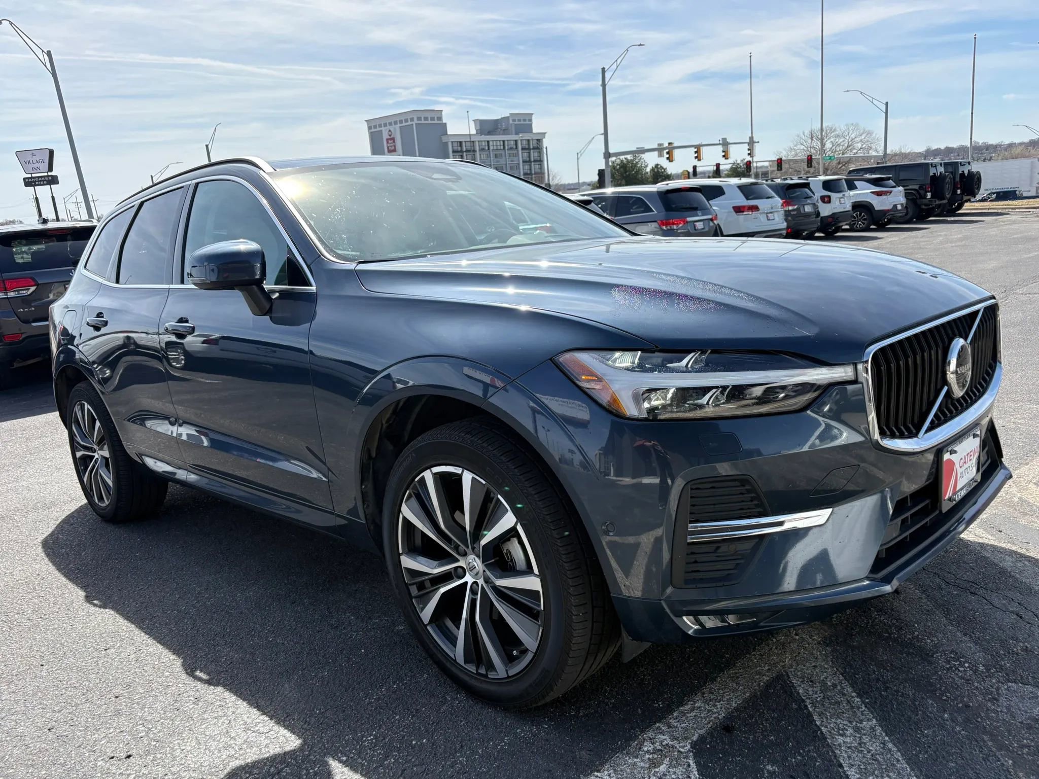 Used 2022 Volvo XC60 B5 Momentum w/ Advanced Package image 7