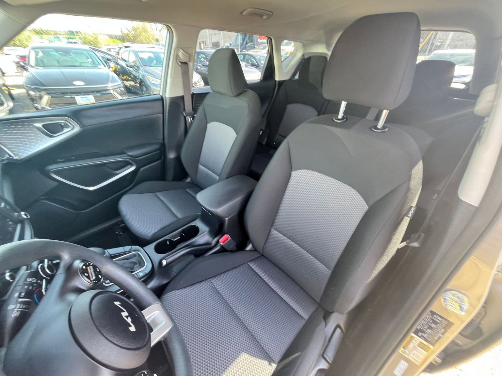 Used 2025 Kia Soul LX w/ LX Technology Package FWD image 31