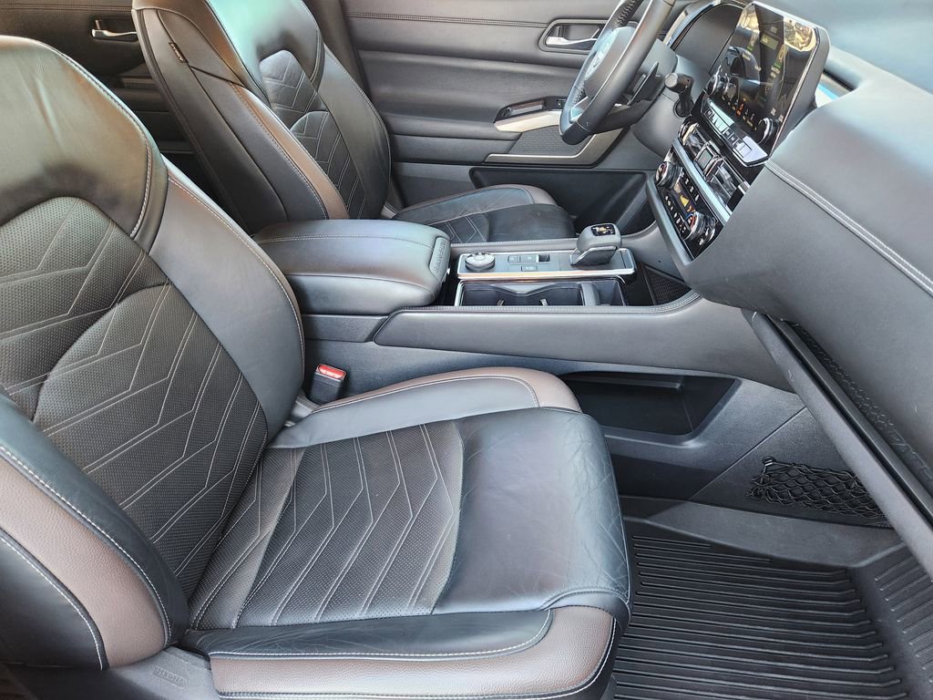Used 2023 Nissan Pathfinder Platinum w/ Cargo Package image 13