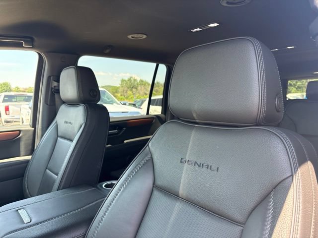 Used 2025 GMC Yukon XL Denali AWD/4WD image 13