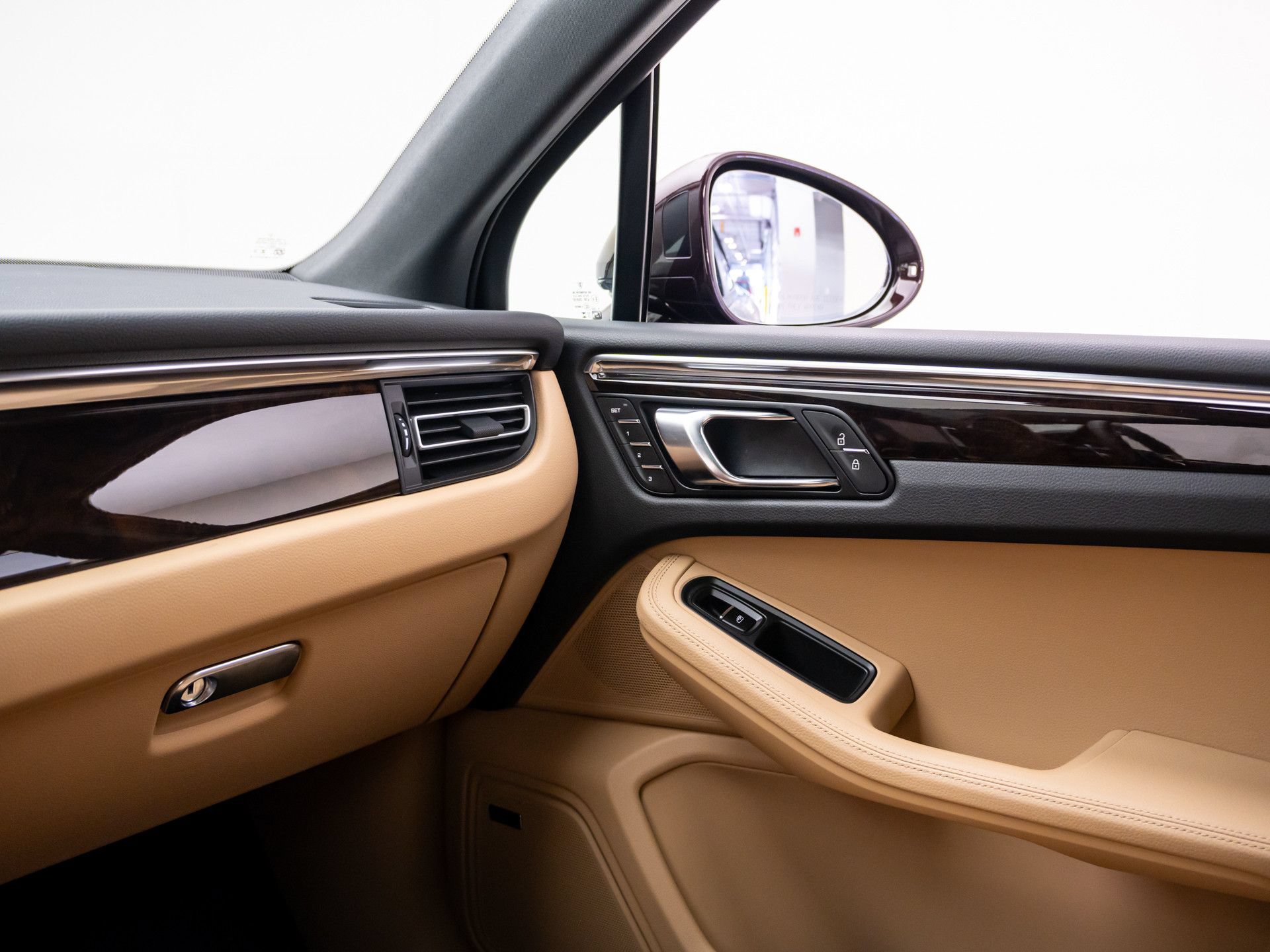 Certified 2026 Porsche Macan AWD/4WD image 30