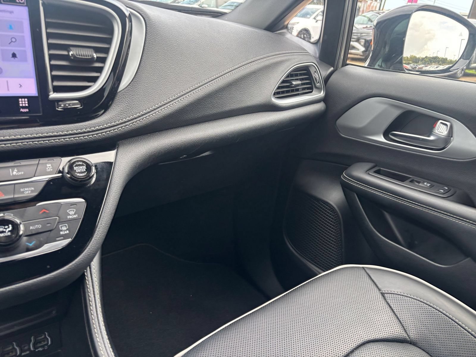 Used 2025 Chrysler Pacifica Limited FWD image 39