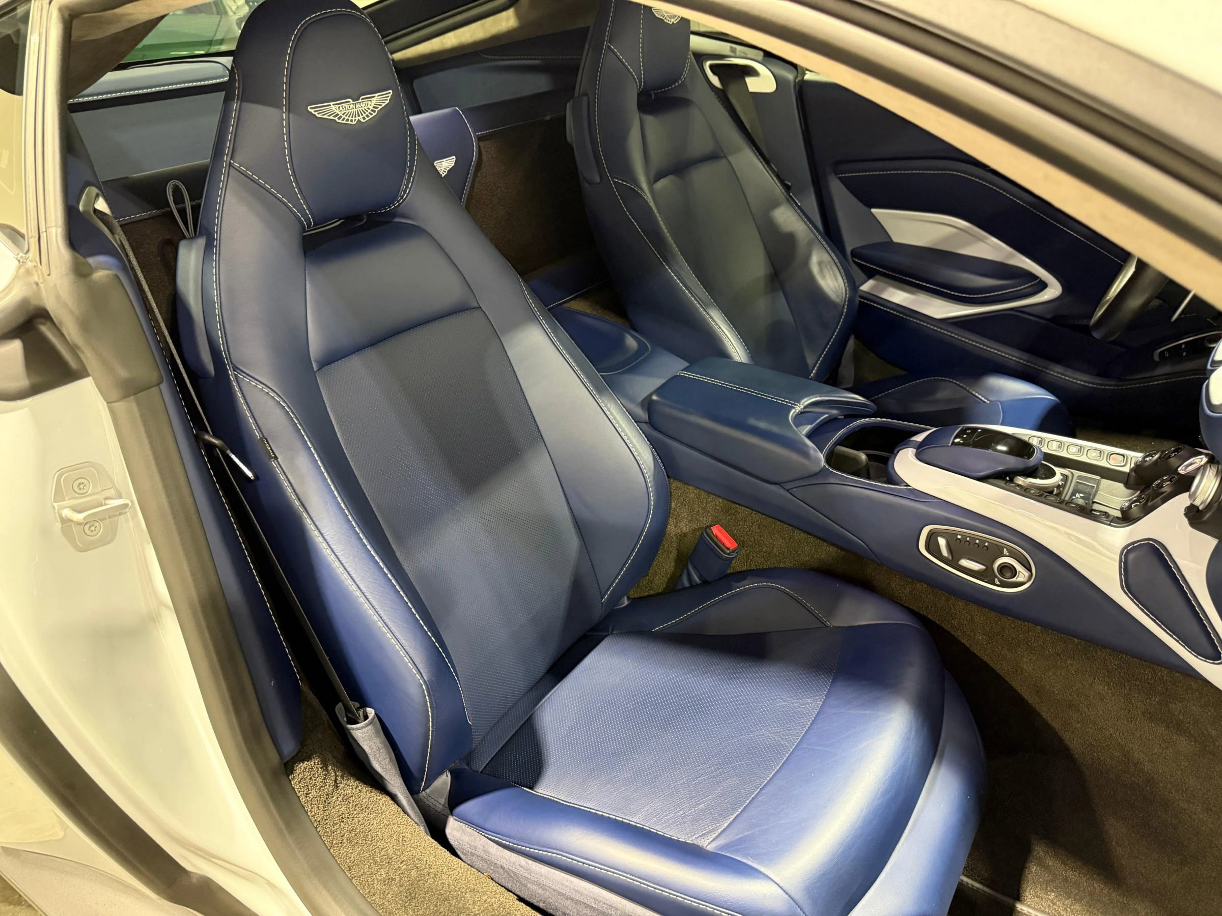 Used 2020 Aston Martin V8 Vantage Coupe image 31