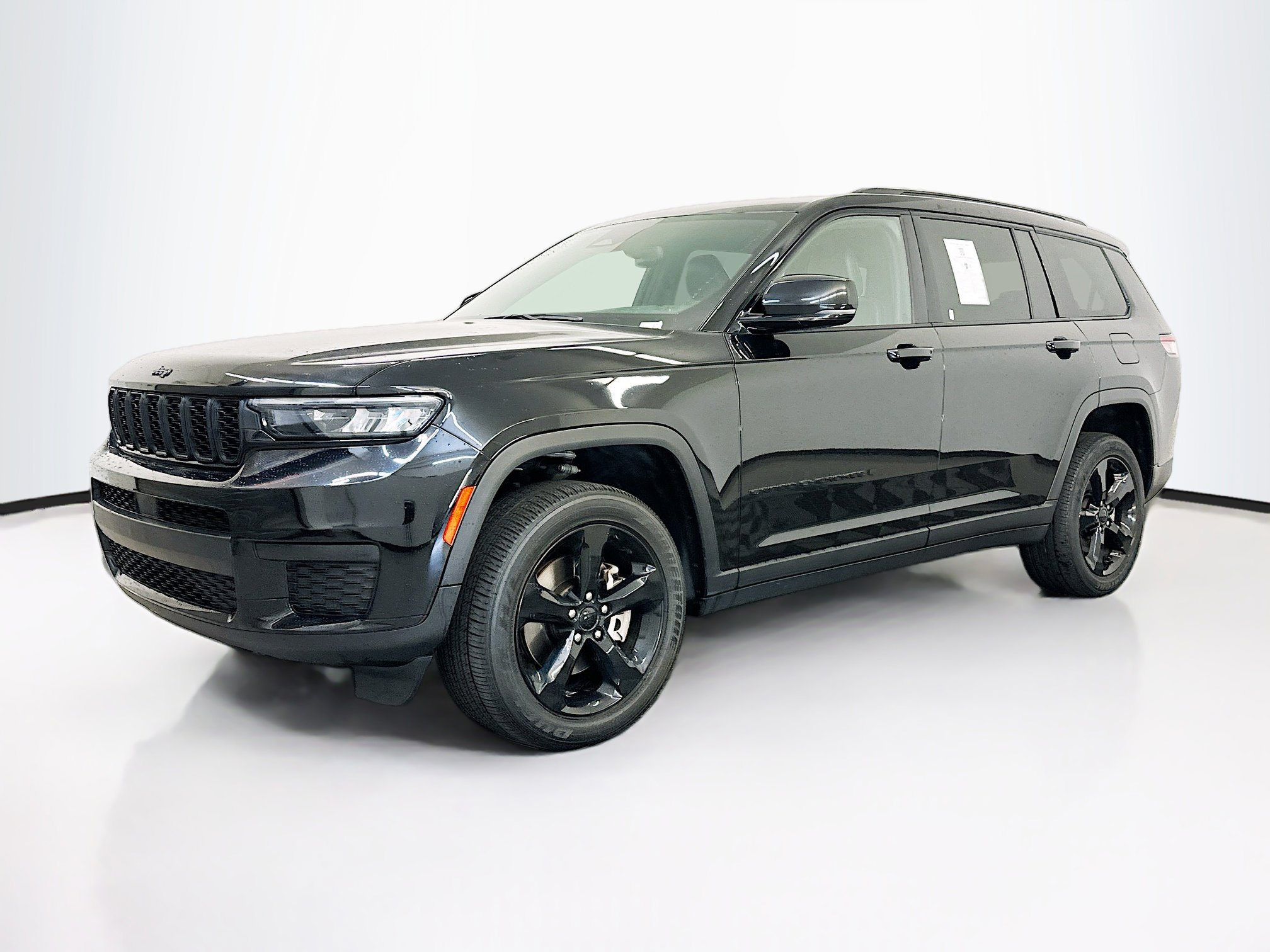 Used 2023 Jeep Grand Cherokee L Laredo image 3