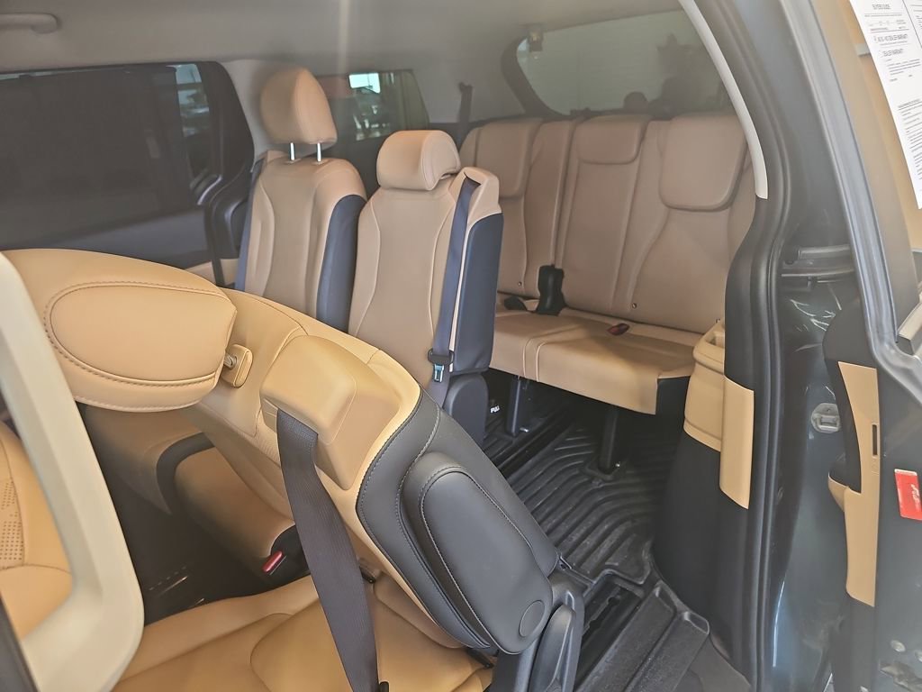 Used 2024 Kia Carnival EX image 37