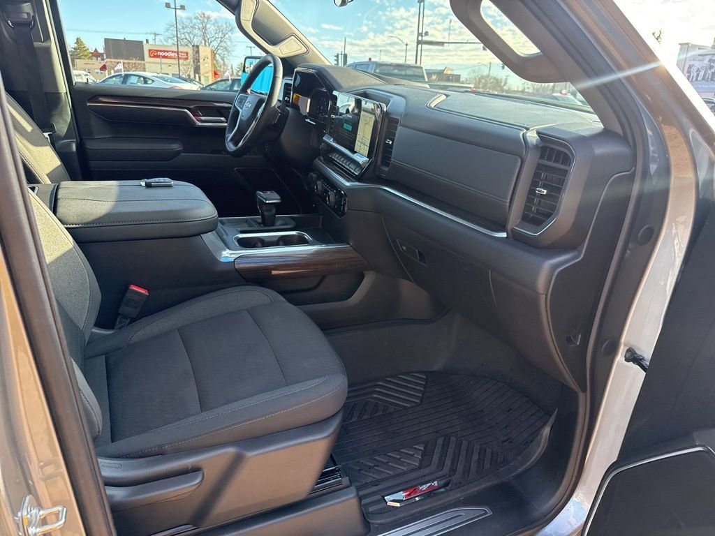 Used 2025 Chevrolet Silverado 1500 LT AWD/4WD image 31