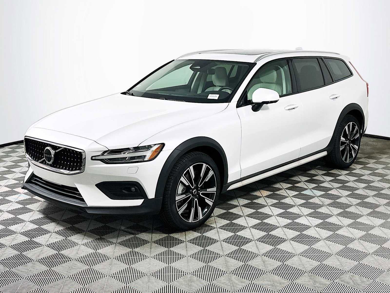 Used 2025 Volvo V60 B5 Cross Country Ultra w/ Climate Package image 3