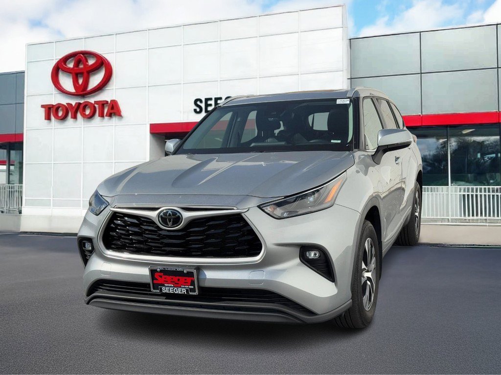 Certified 2023 Toyota Highlander AWD image 6