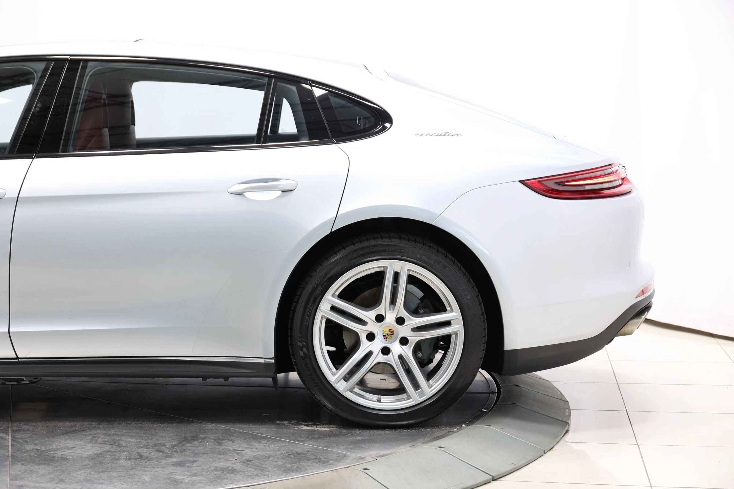 Used 2018 Porsche Panamera 4S Executive w/ Carbon Fiber Interior Package AWD/4WD image 9