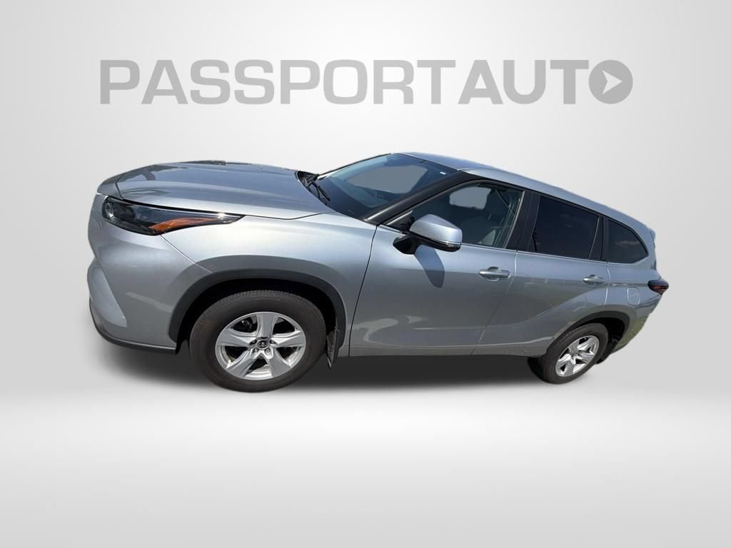 Used 2024 Toyota Highlander LE AWD/4WD image 2