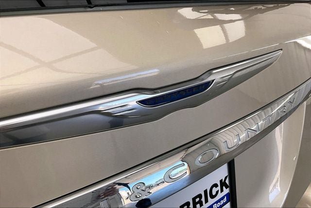 Used 2014 Chrysler Town & Country Touring-L w/ Trailer Tow Group FWD image 31