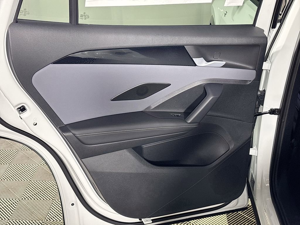 New 2025 Volkswagen Tiguan SE R-Line image 18