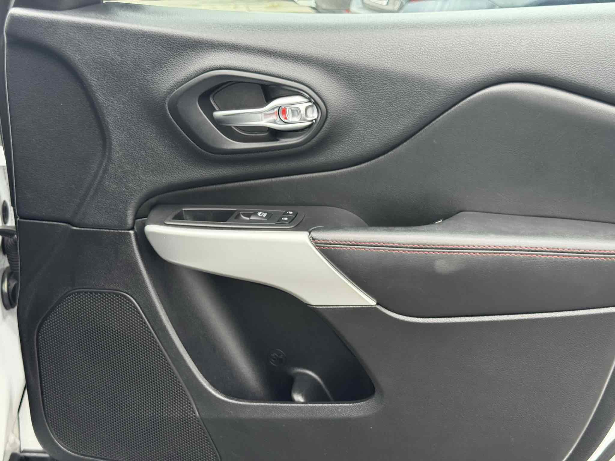 Used 2018 Jeep Cherokee Trailhawk image 42