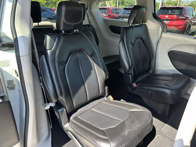 Used 2023 Chrysler Pacifica Touring-L FWD image 12