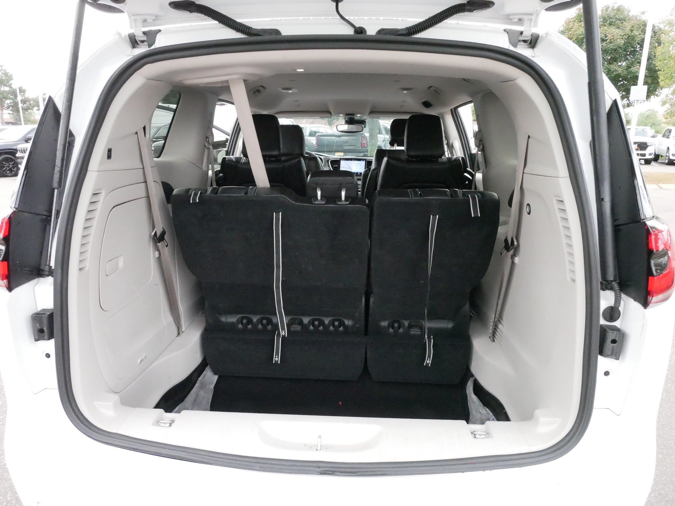 Used 2024 Chrysler Pacifica Limited FWD image 18