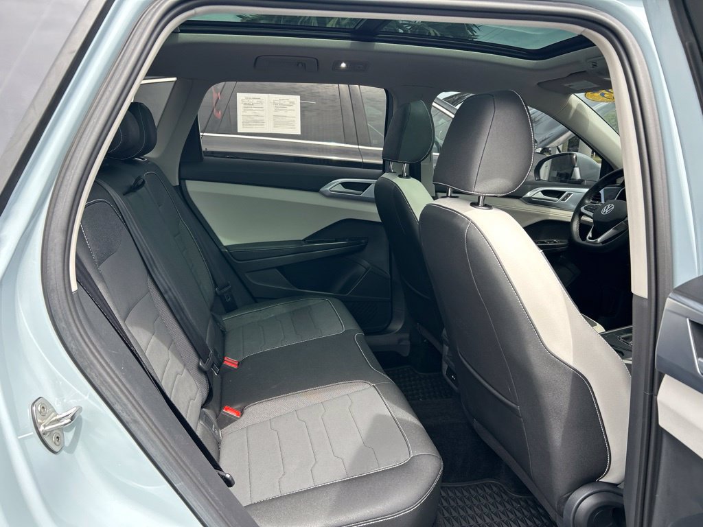 Certified 2025 Volkswagen Taos SE w/ Panoramic Sunroof Package FWD image 44