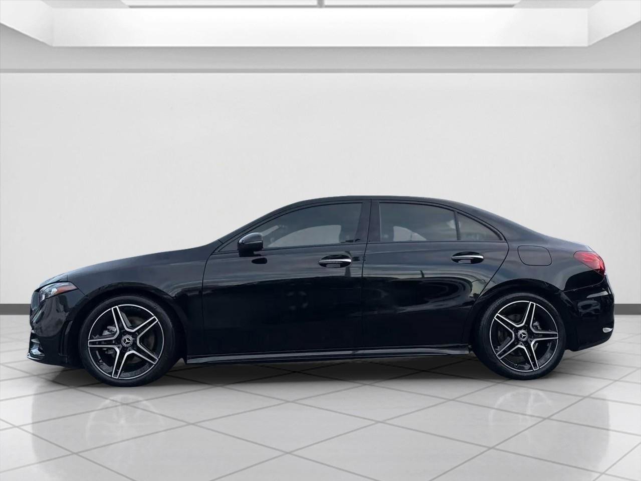 Used 2022 Mercedes-Benz A 220 4MATIC w/ AMG Line image 2