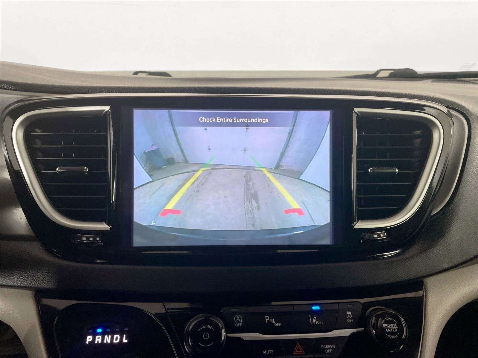 Used 2024 Chrysler Pacifica Touring-L image 15