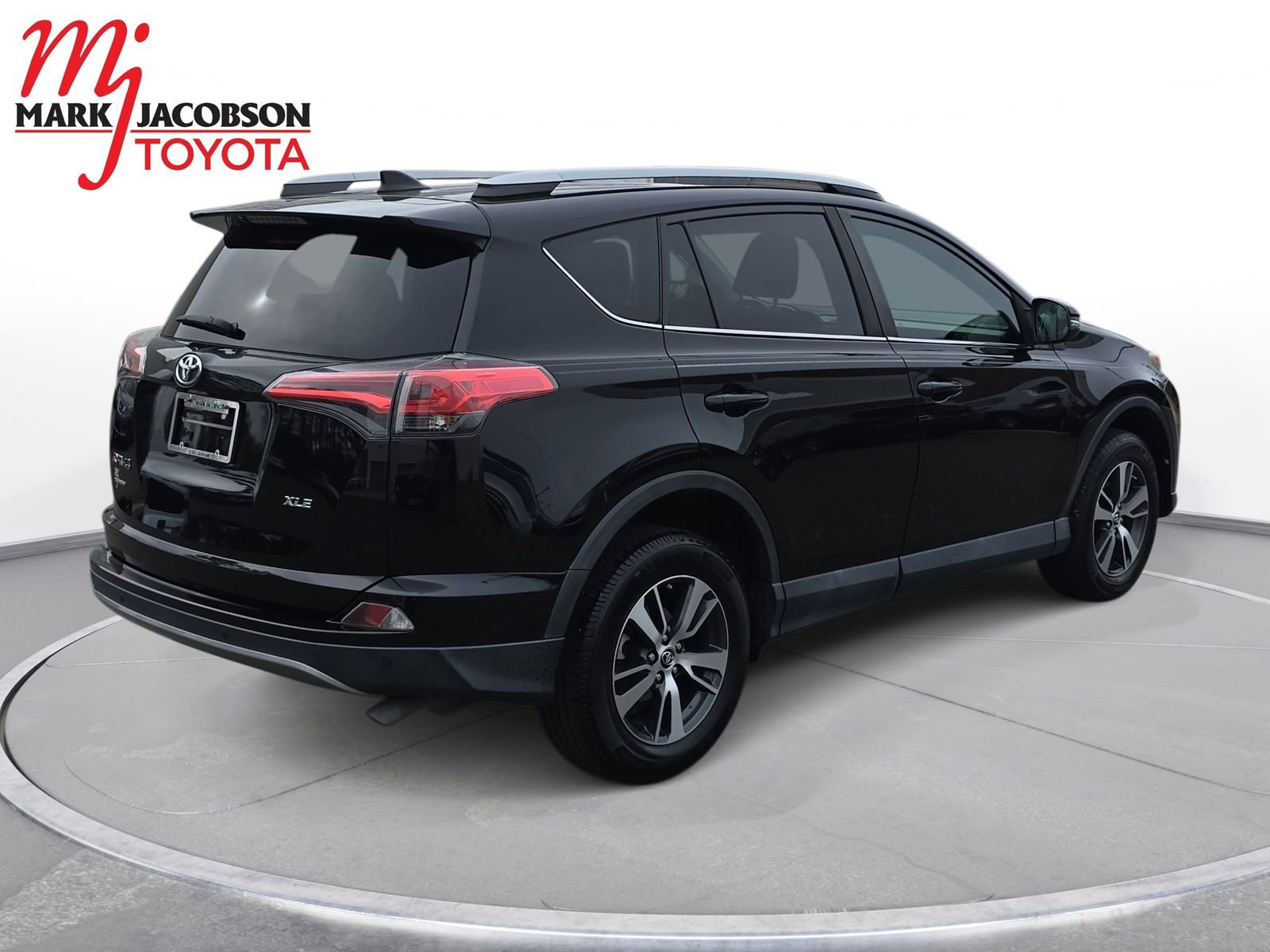 Used 2017 Toyota RAV4 XLE image 8