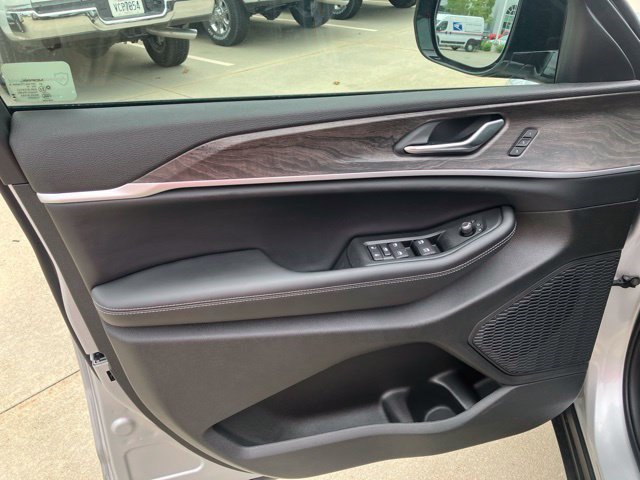 New 2026 Jeep Grand Cherokee Limited w/ Limited Altitude Package AWD/4WD image 9