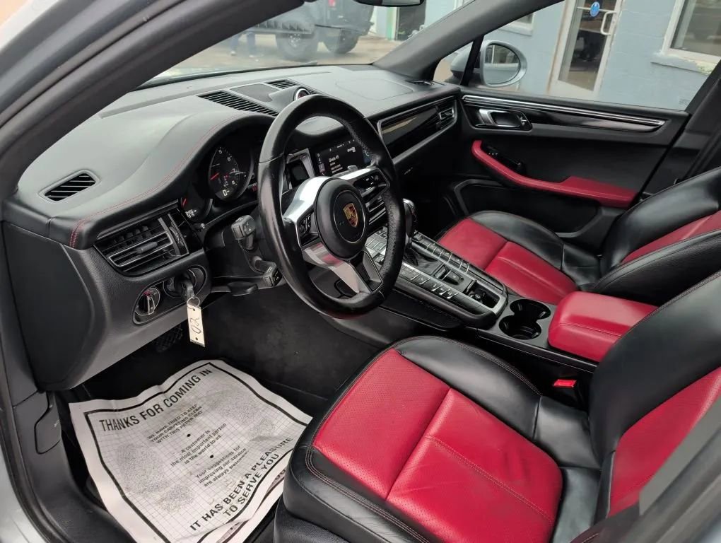 Used 2021 Porsche Macan w/ Premium Package image 27