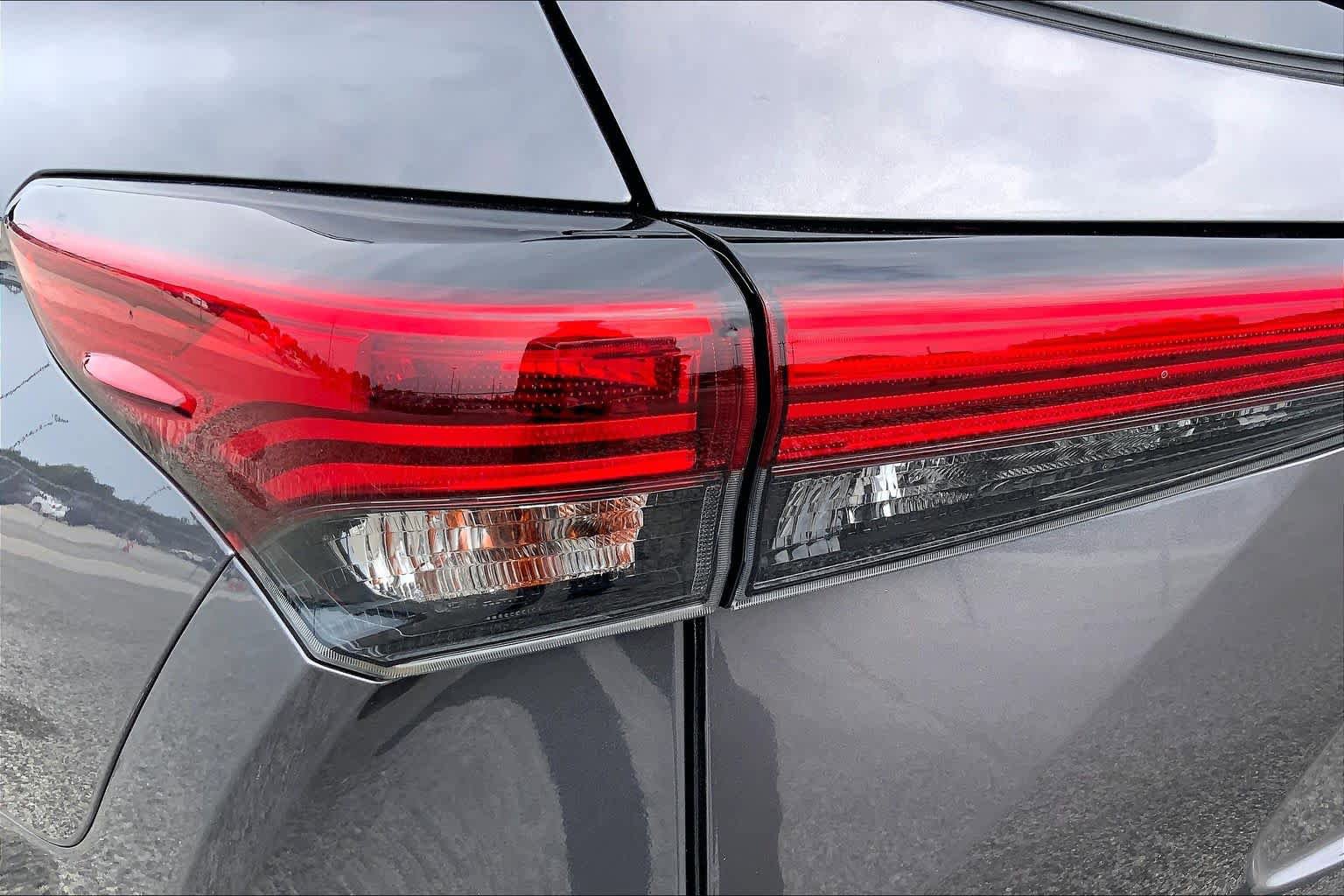 Used 2022 Toyota Highlander LE FWD image 28