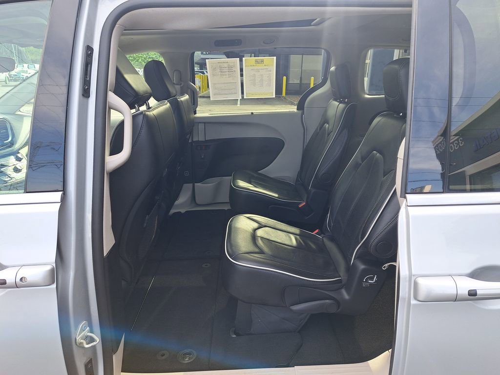 Used 2024 Chrysler Pacifica Limited FWD image 13