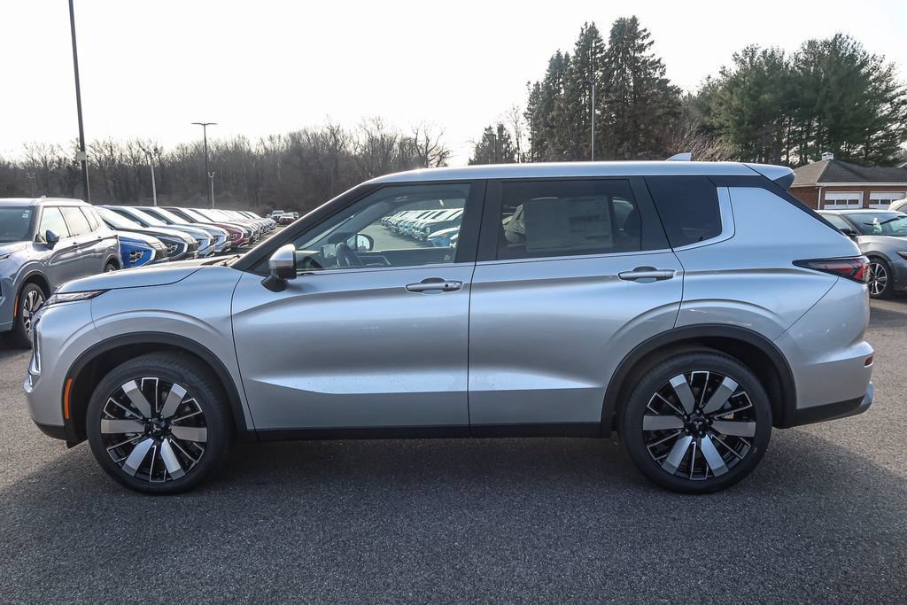 New 2026 Mitsubishi Outlander SE AWD/4WD image 2