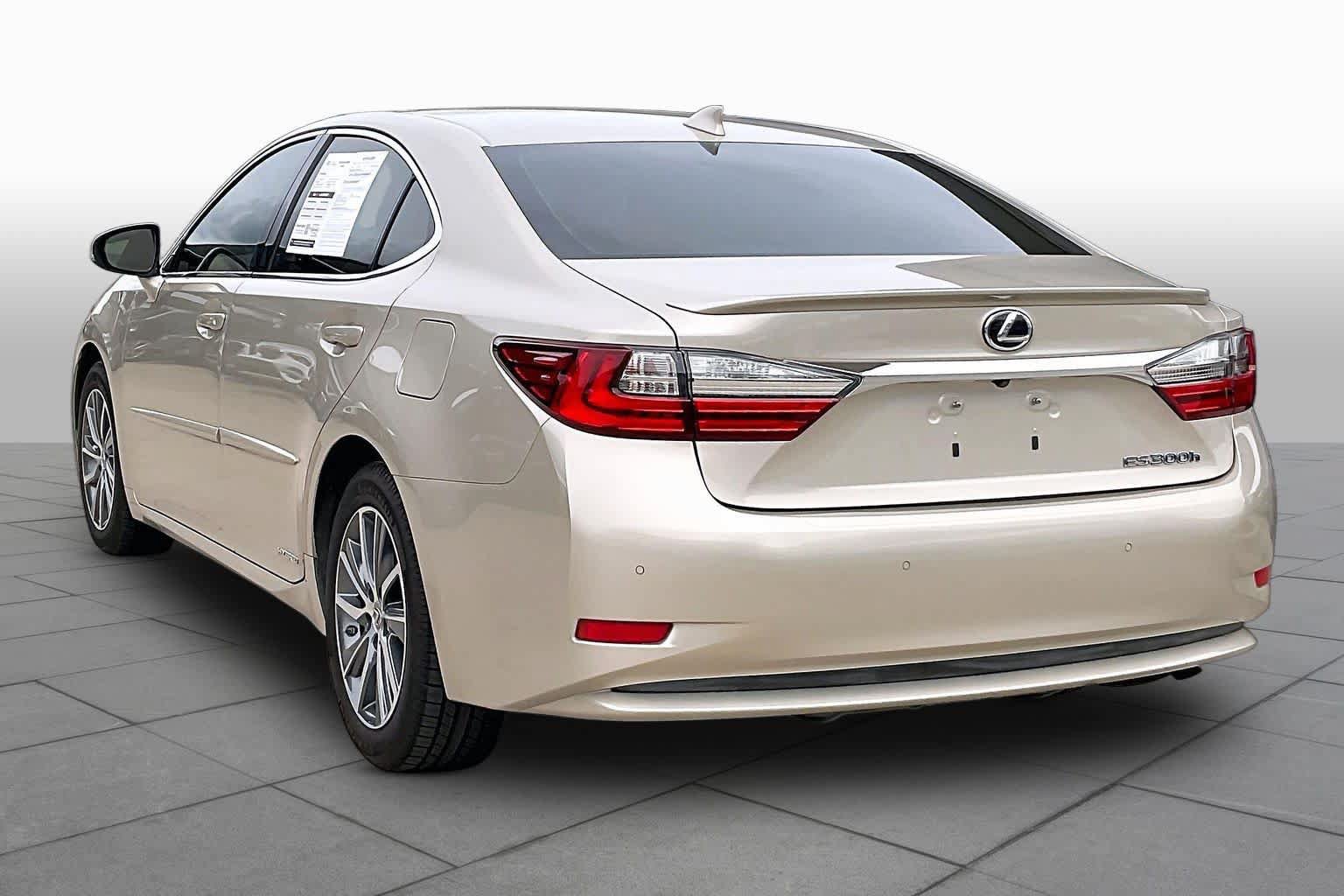 Used 2016 Lexus ES 300h w/ Luxury Package w/Wood Trim FWD image 11