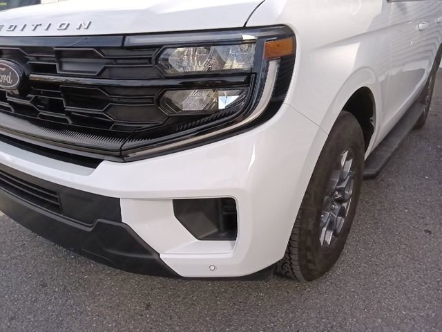 Used 2025 Ford Expedition Active RWD image 9