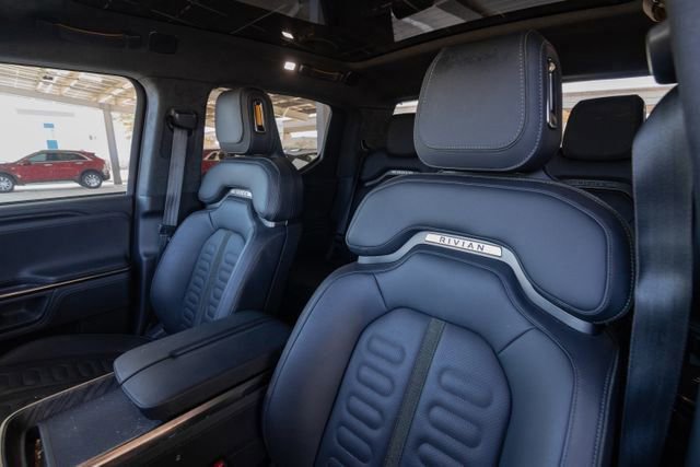 Used 2022 Rivian R1T Adventure image 9