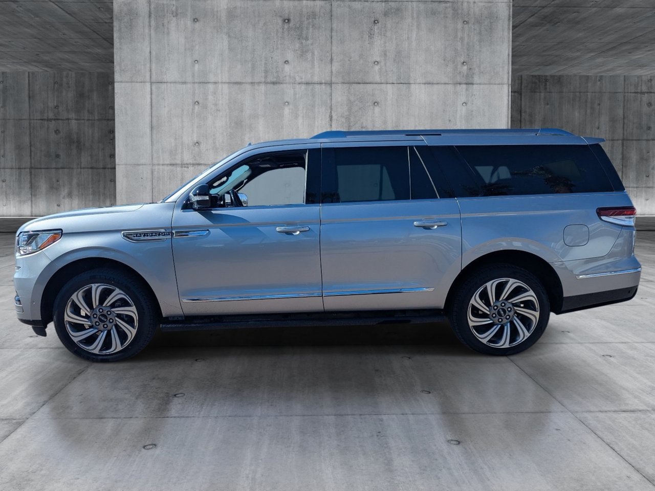 Used 2024 Lincoln Navigator L 4WD image 2
