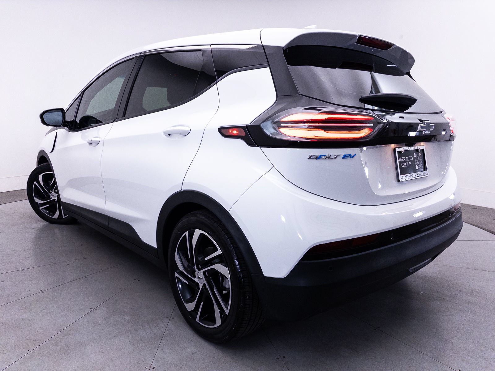 Used 2023 Chevrolet Bolt LT w/ Infotainment Package FWD image 4