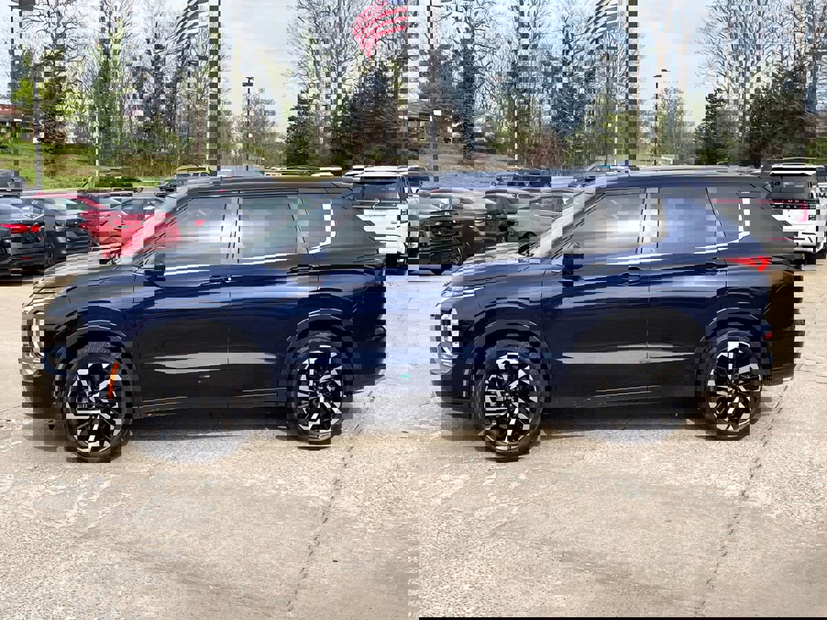 Used 2022 Mitsubishi Outlander SE image 3