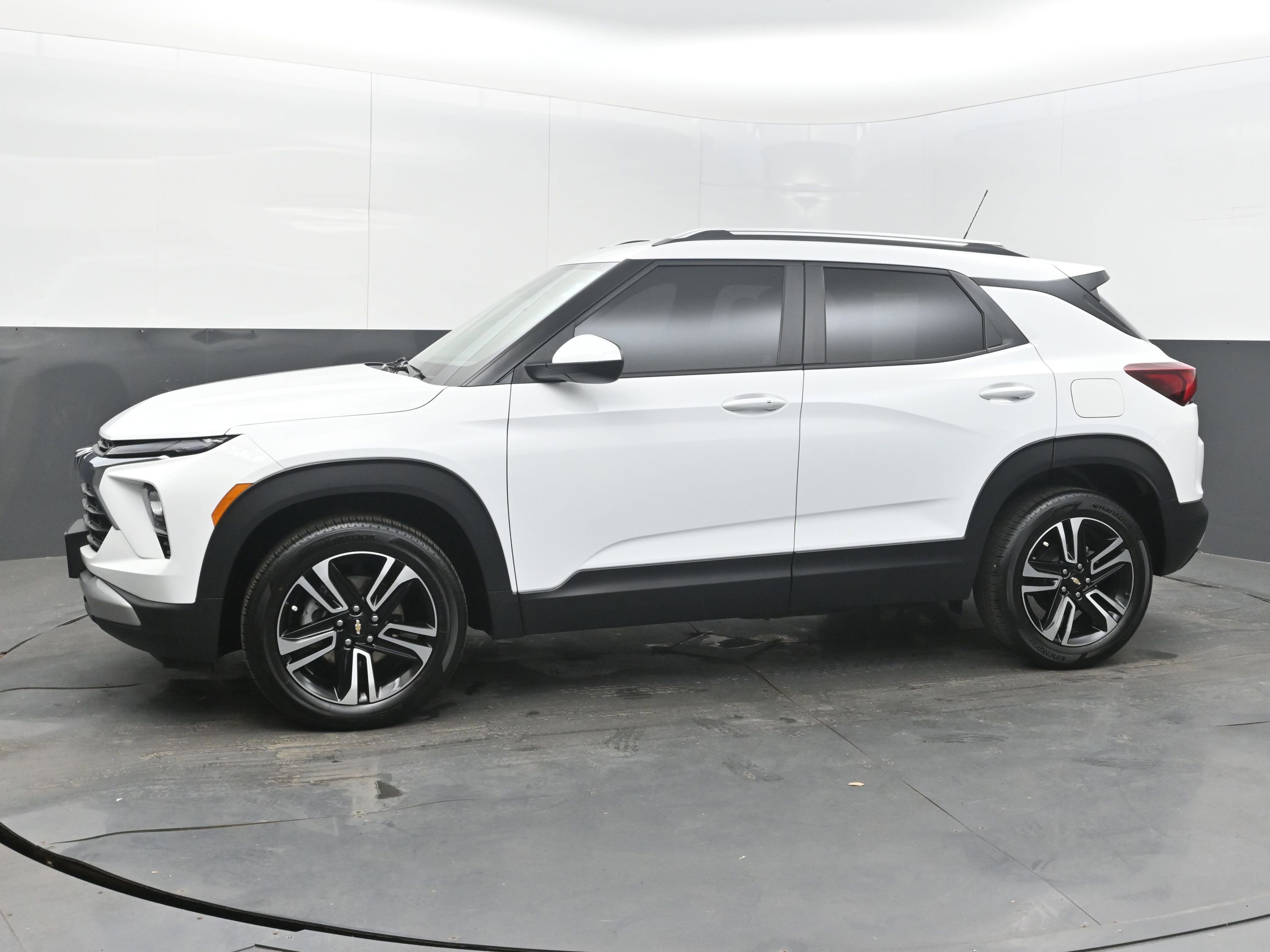 Used 2024 Chevrolet TrailBlazer LT w/ Convenience Package AWD/4WD image 5