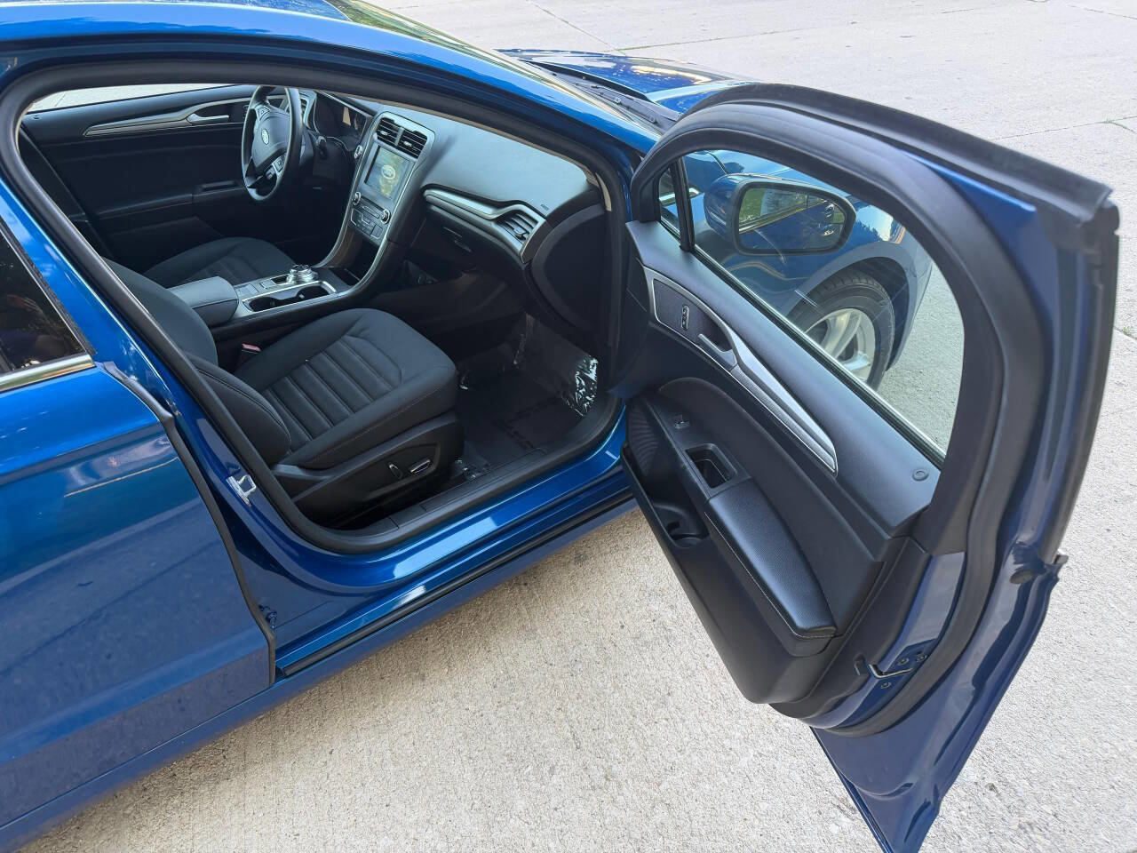 Used 2018 Ford Fusion SE w/ Fusion SE Technology Package FWD image 9