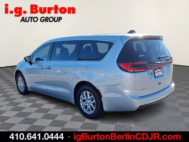 New 2026 Chrysler Pacifica Select FWD image 3