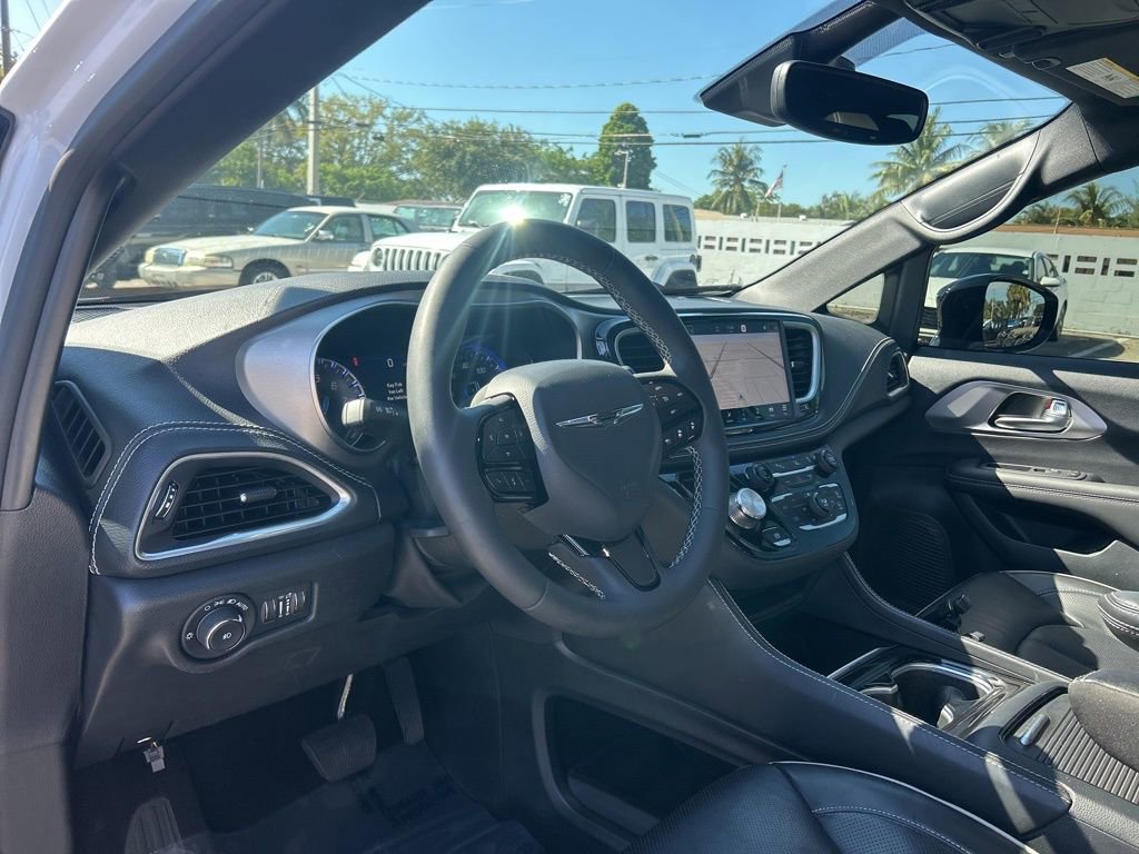 Used 2024 Chrysler Pacifica Limited w/ S Appearance Package image 10