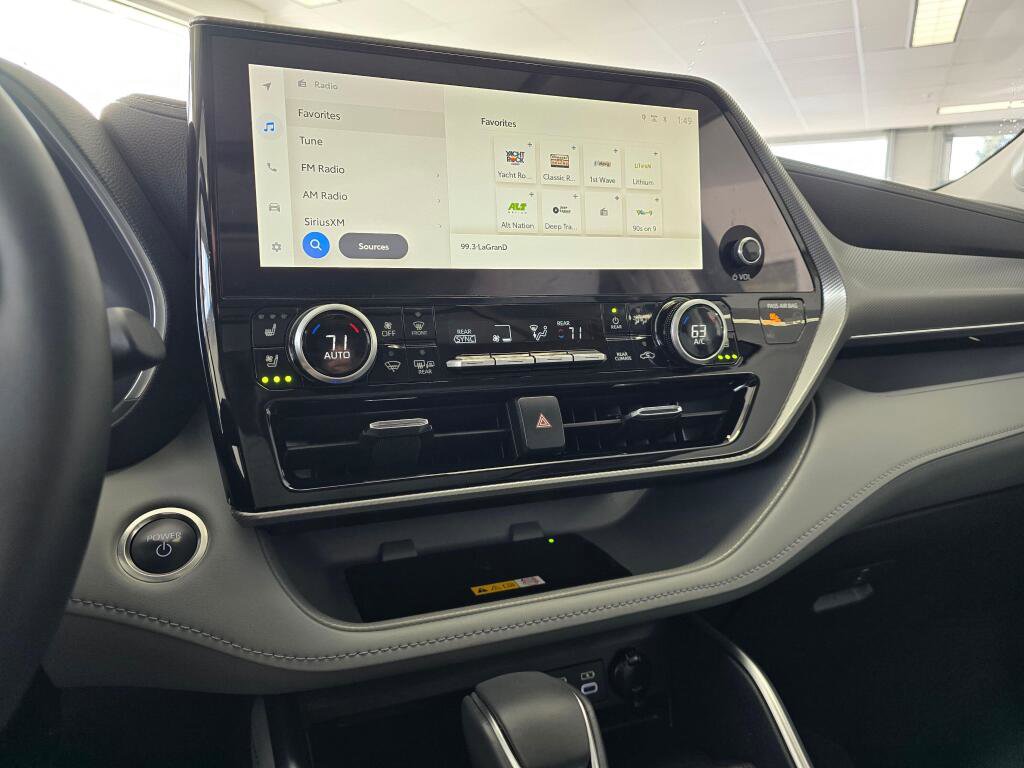 Used 2024 Toyota Highlander Platinum image 29