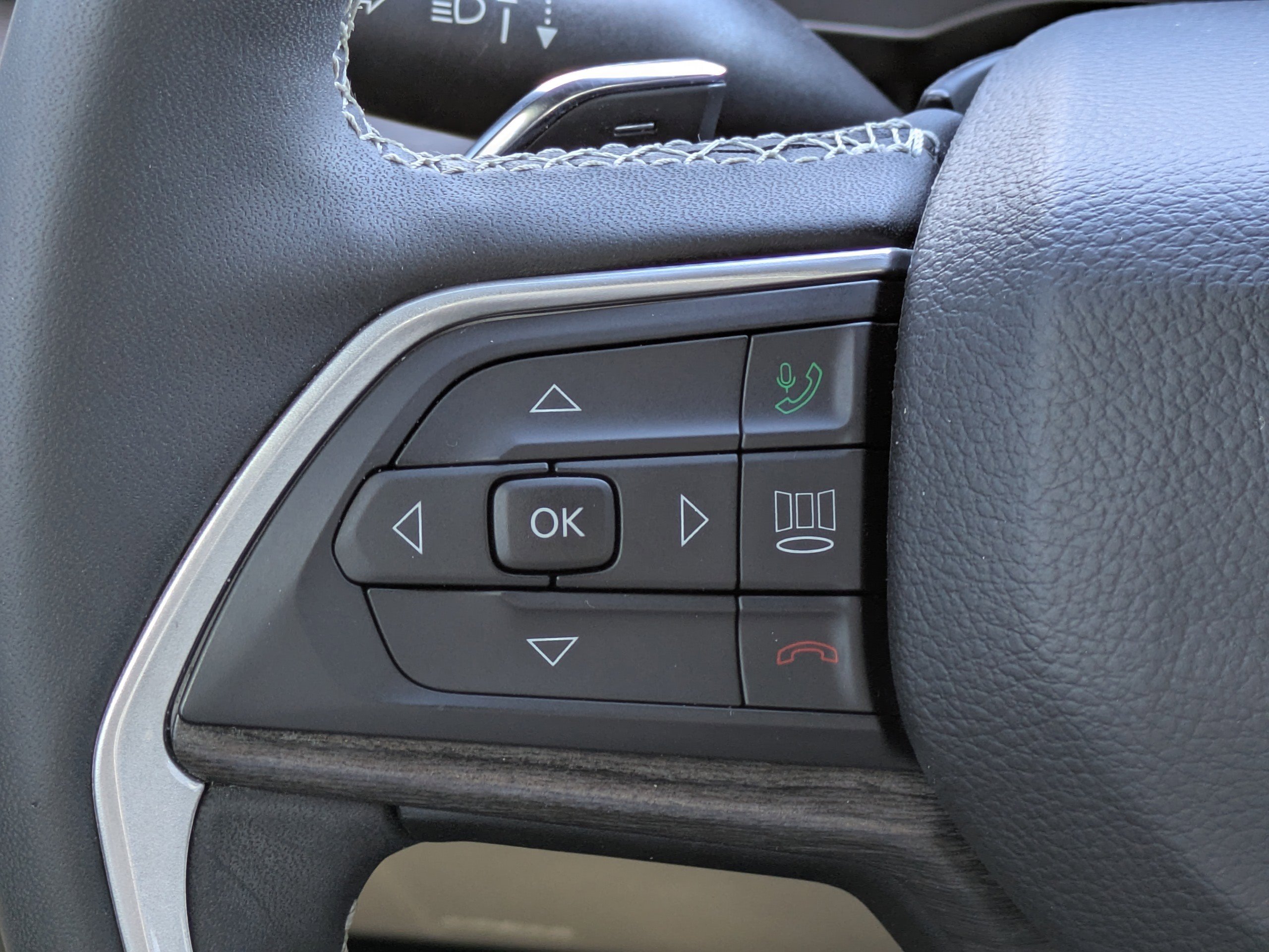 Used 2023 Jeep Grand Cherokee L Limited w/ Luxury Tech Group II image 22