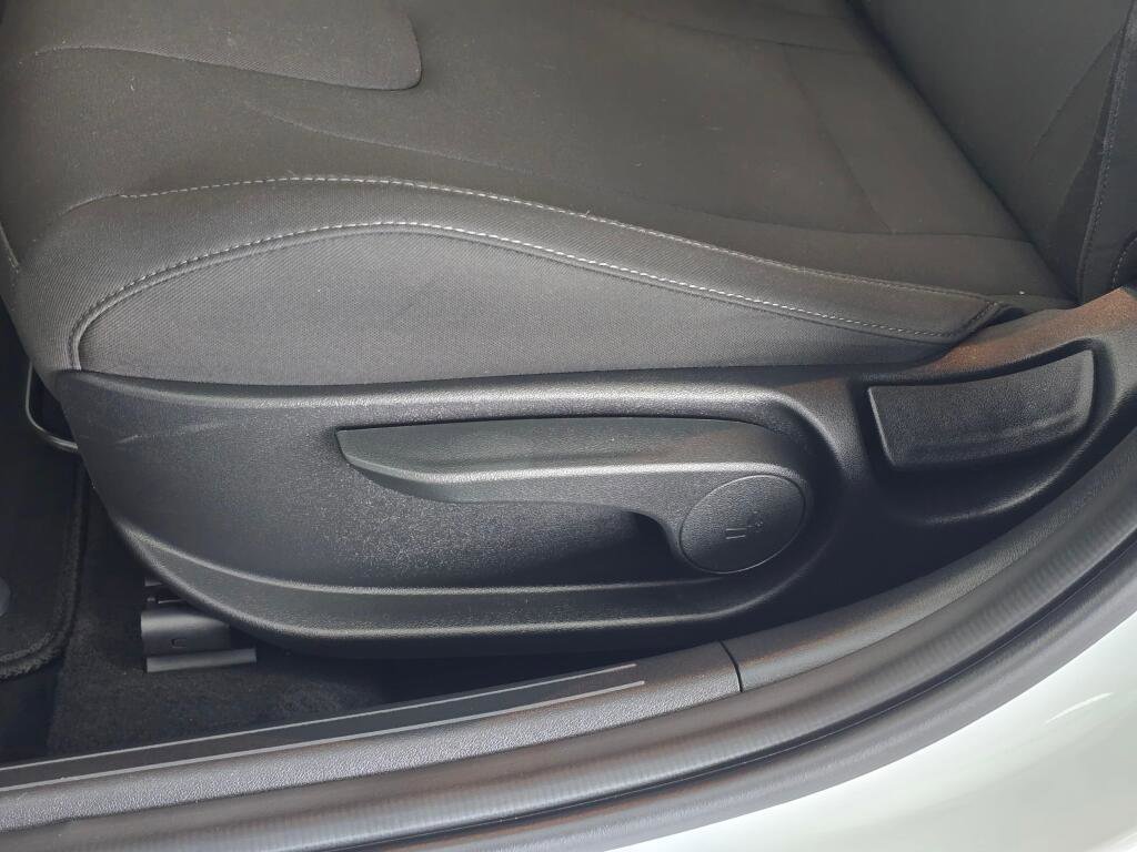 Used 2025 Hyundai Elantra SEL FWD image 23