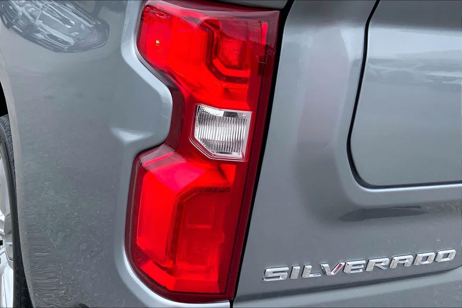 Used 2023 Chevrolet Silverado 1500 High Country w/ High Country Premium Package AWD/4WD image 29