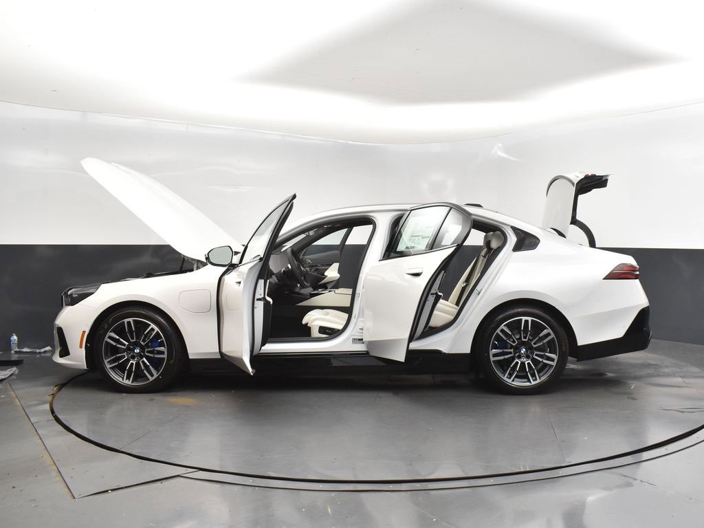 New 2026 BMW 550e xDrive w/ Executive Package image 47