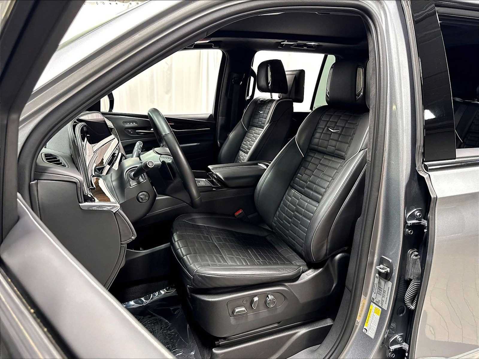 Used 2023 Cadillac Escalade Sport Platinum w/ LPO, ONYX Package AWD/4WD image 7